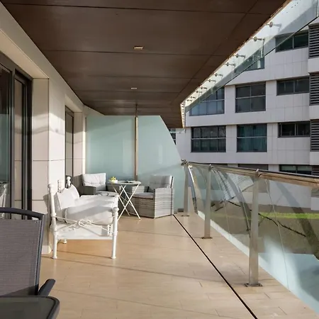 ホテル Altido Superb Apt With Terrace, Pool And In