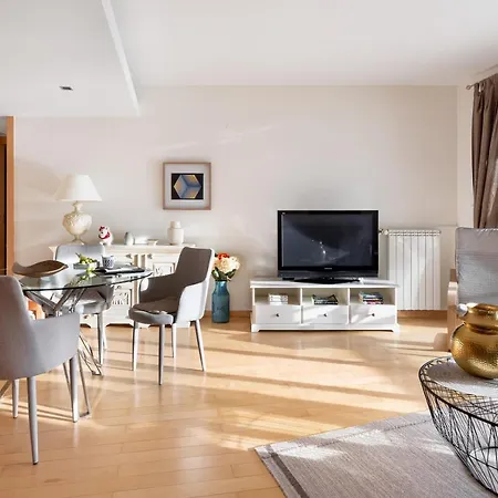 ホテル Altido Superb Apt With Terrace, Pool And In *
