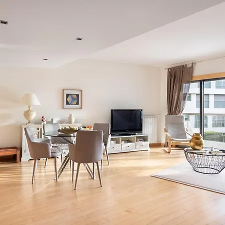ホテル Altido Superb Apt With Terrace, Pool And In